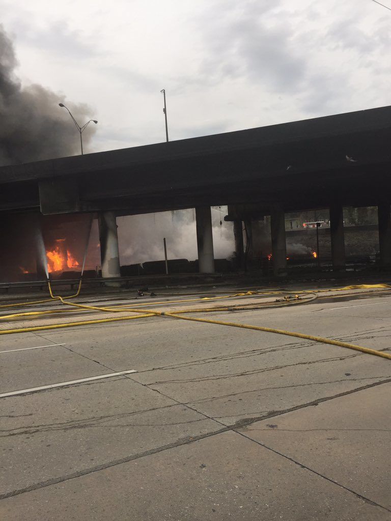 Colapsa autopista en Atlanta por incendio - C8NCH02XYAA3M3H-768x1024