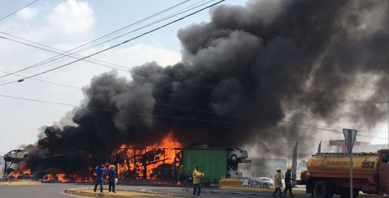 Nodriza se incendia tras choque en Puebla