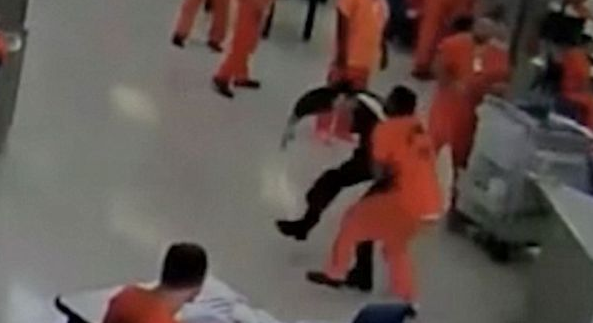 Video: preso estrangula a guardia con una toalla