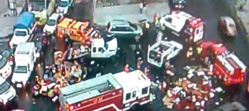 Vuelca en Iztapalapa camioneta que transportaba verduras