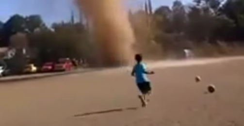 #Viral Tornado sorprende a futbolistas en Guatemala