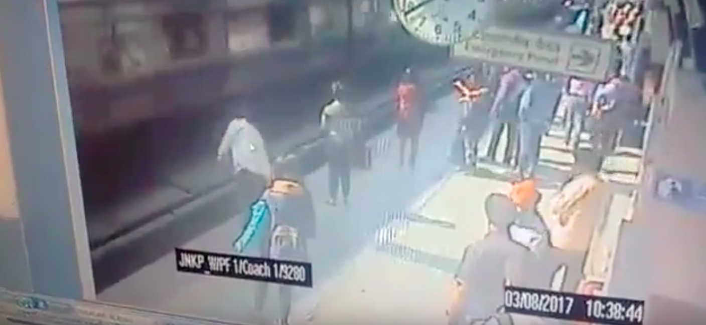 Video: hombre muere arrollado por tren tras desmayarse