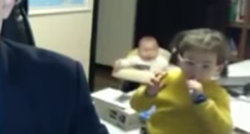 #Viral Cuando los hijos interrumpen tus cinco minutos de fama - Captura-de-pantalla-2017-03-10-a-las-09.26.39