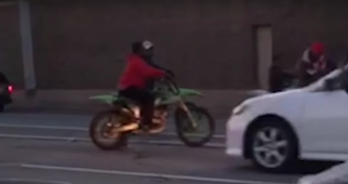 Video: grupo de motociclistas agreden a un automovilista