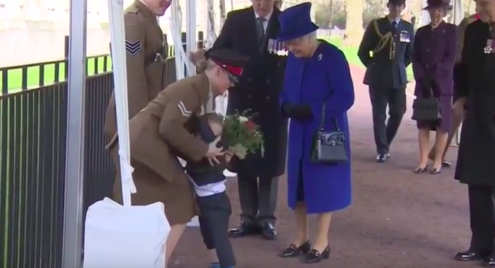 #Viral Niño hace berrinche frente a Isabel II