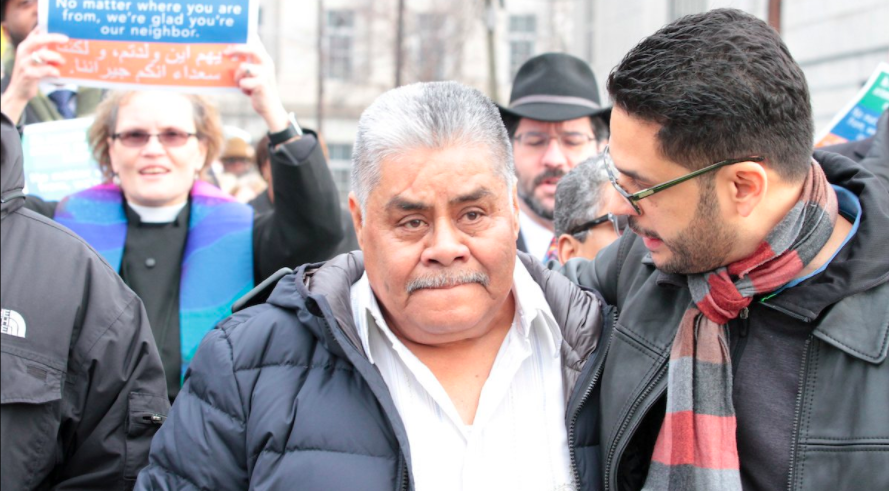 Migrante mexicano recibe extensión de 60 días de permanencia tras protesta