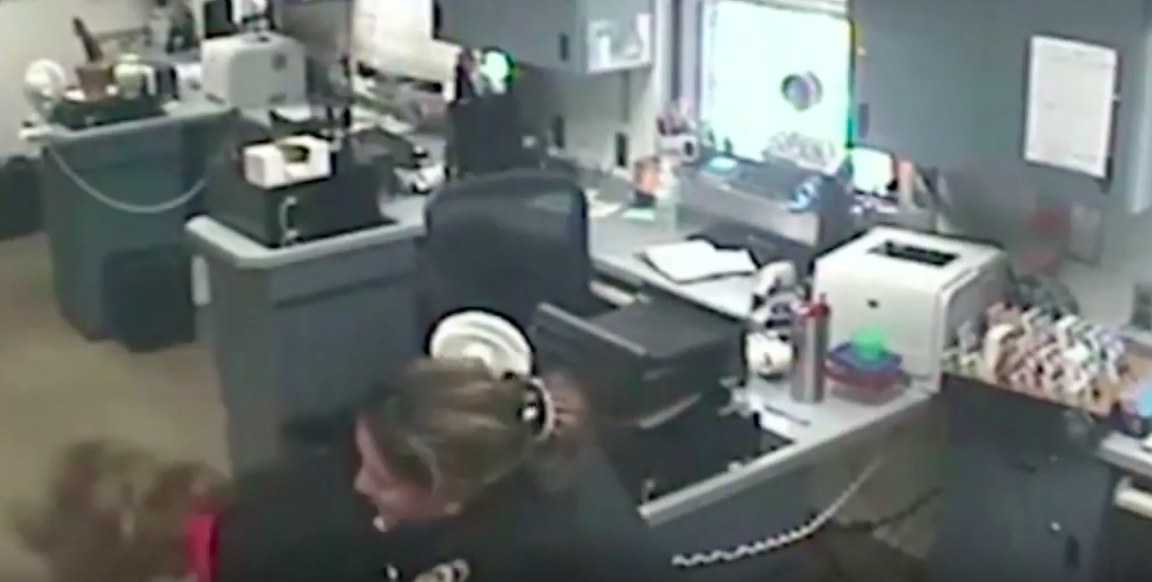 #Video Policía rescata con maniobra de Heimlich a compañera