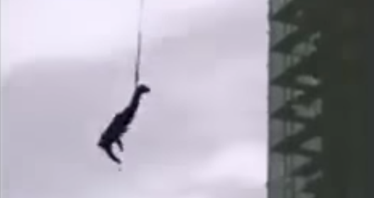 #Video Hombre se avienta de bungee improvisado y casi muere