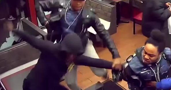#Video Golpean brutalmente a hombre que les ofrece dinero