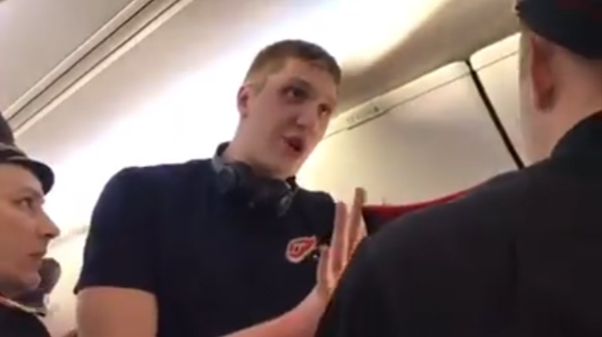 Bajan de avión a voleibolista por ser demasiado alto