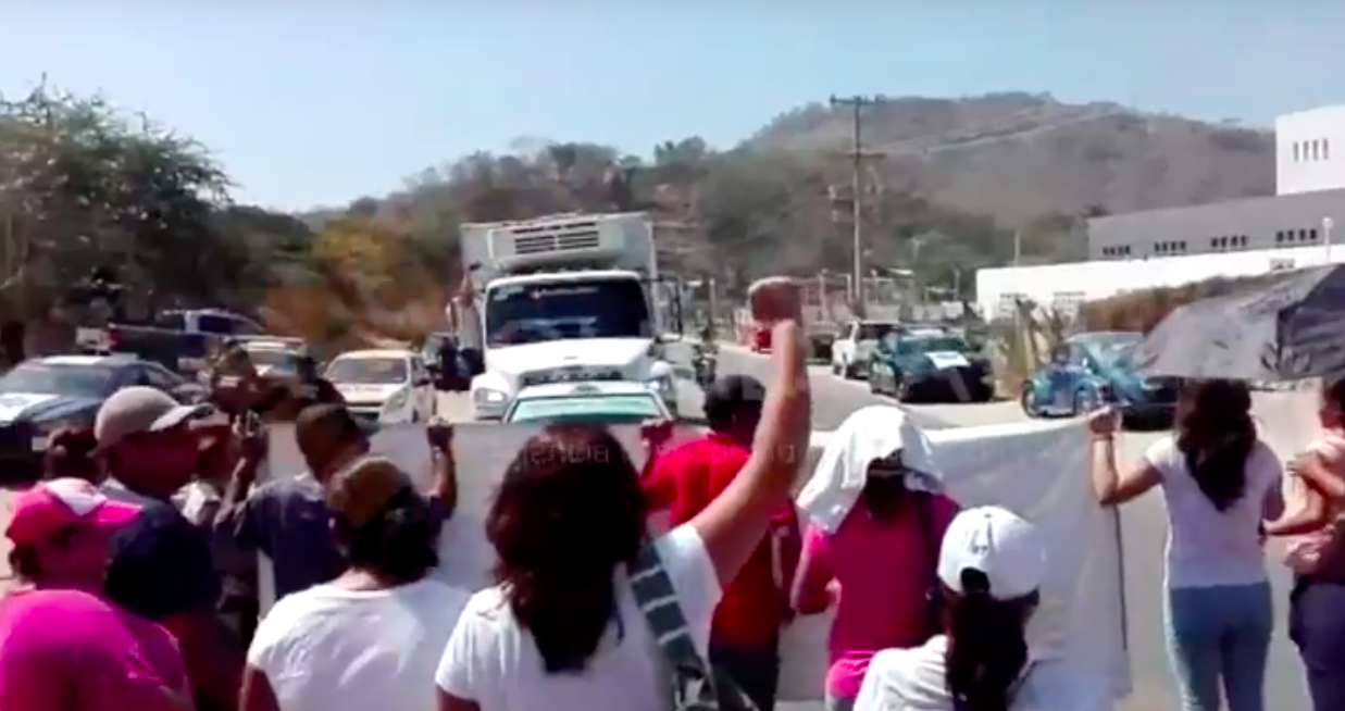 Bloquean la México-Acapulco exigiendo mejores condiciones para escuela