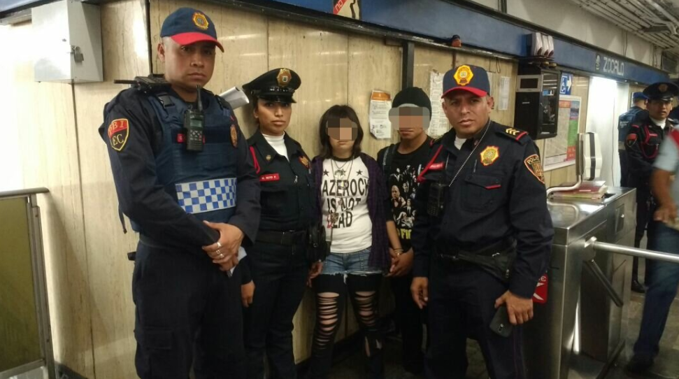 Policías evitan que joven se suicide en la estación Zócalo