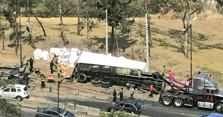 Volcadura de tráiler en el km 16 de la México-Toluca