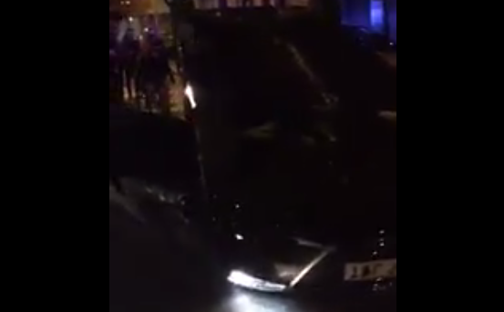 #Video Taxistas vuelcan auto de Cabify en España #Video Taxistas vuelcan auto de Cabify en España