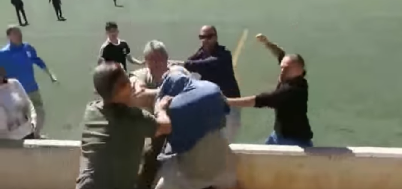 #Viral Batalla campal en partido infantil en España