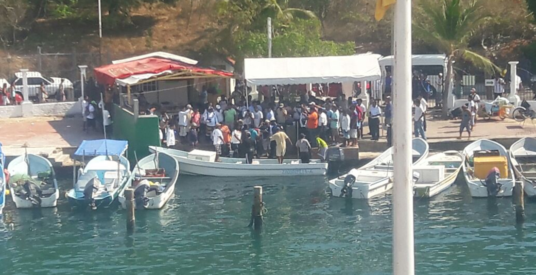 Rescatan a náufragos en Huatulco