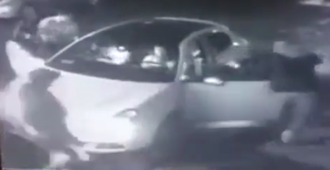 Captan robo de auto en calles de Tlalnepantla