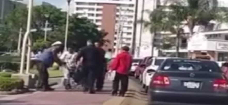 #Video hombre en silla de ruedas se pone de pie tras agresión