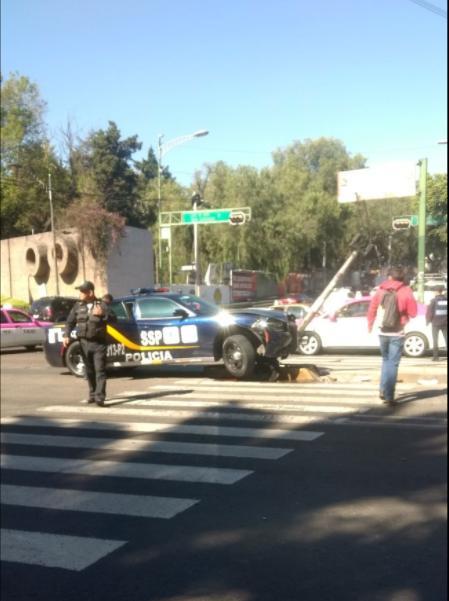 Patrulla choca contra poste entre Insurgentes y Eje 10 - Captura-de-pantalla-2017-03-23-a-las-11.52.19