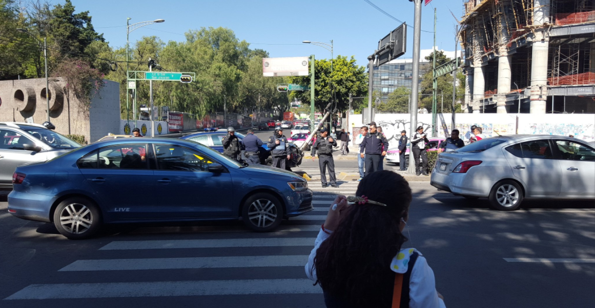 Patrulla choca contra poste entre Insurgentes y Eje 10