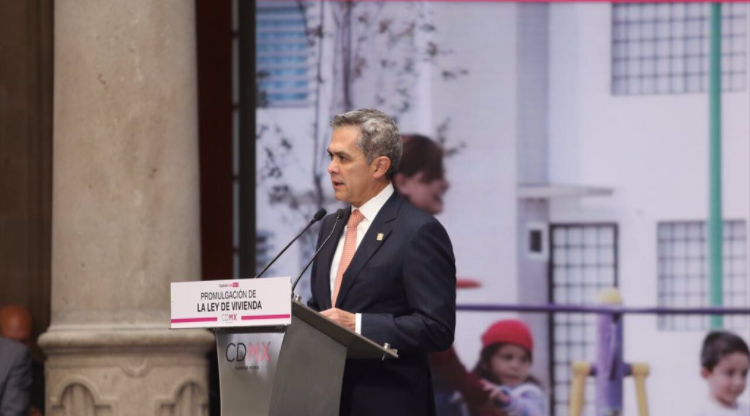 Mancera firma decreto de la nueva Ley de Vivienda capitalina