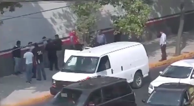 #Video Policías rescatan a víctima de secuestro mientras era trasladado