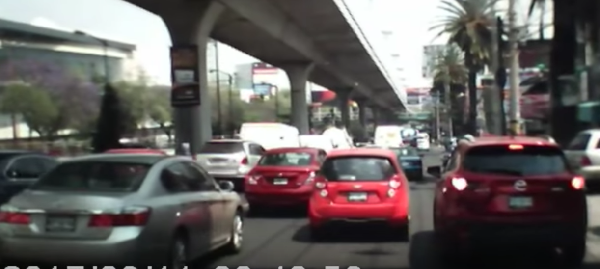 #Video automovilista atropella a presunto asaltante en Periférico