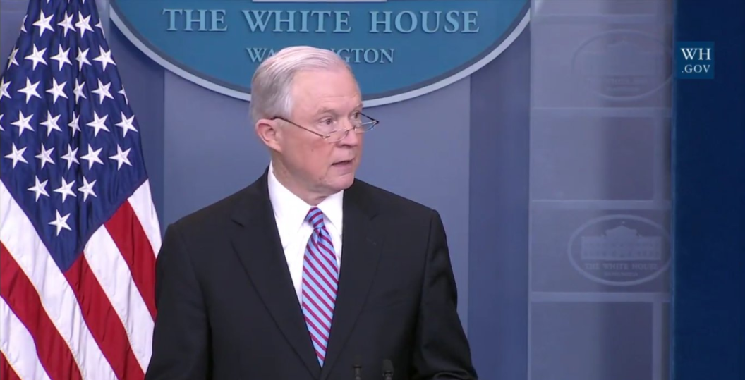 Habrá represalias si ciudades santuario no cumplen con la ley: Sessions