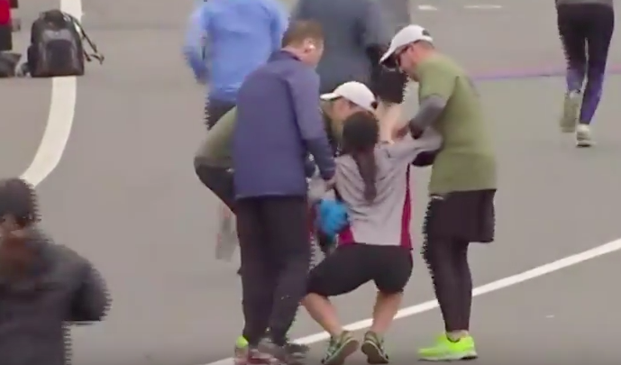 #Video Se detienen a metros de la meta para ayudar a mujer - Captura-de-pantalla-2017-03-27-a-las-14.21.04