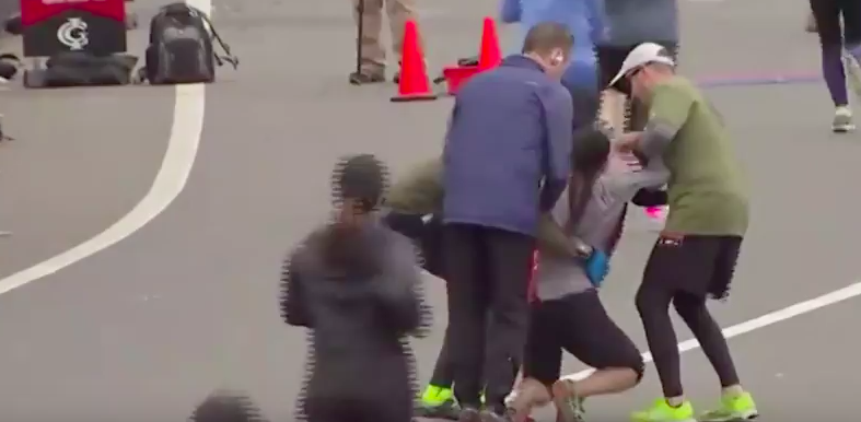 #Video Se detienen a metros de la meta para ayudar a mujer