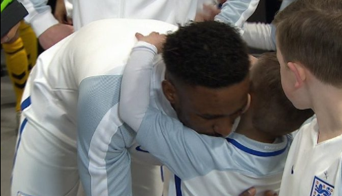 #Video La amistad de Defoe con un niño con cáncer terminal conmovió a Wembley