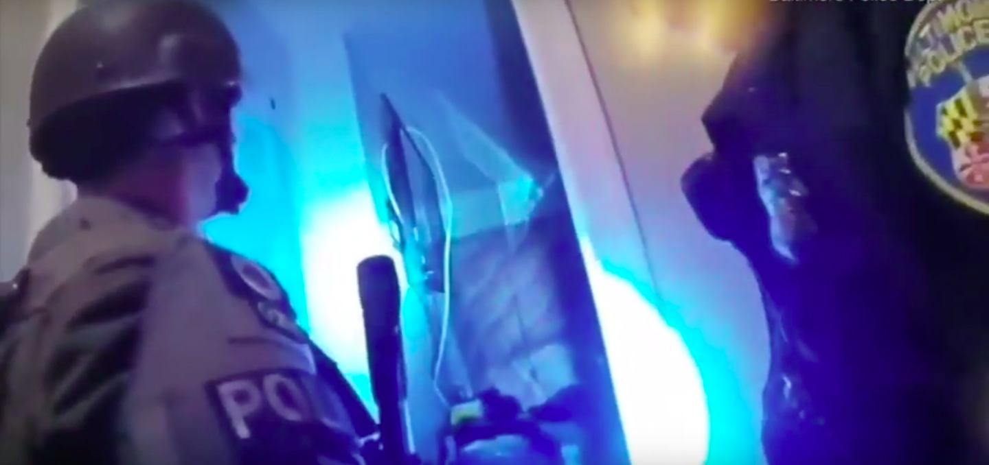 #Video Agente de SWAT dispara a hombre que tenía a dos niños secuestrados