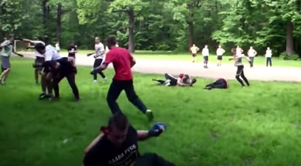 #Video Aficionados rusos organizan batalla campal tras derbi de Moscú