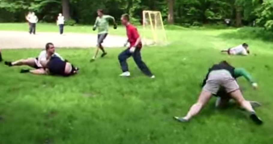 #Video Aficionados rusos organizan batalla campal tras derbi de Moscú - Captura-de-pantalla-2017-03-29-a-las-10.13.09