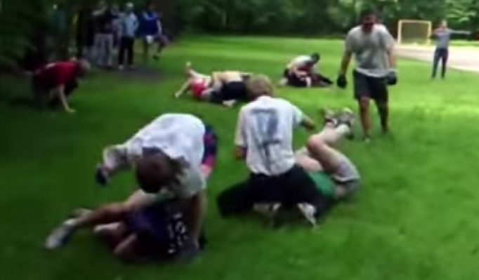 #Video Aficionados rusos organizan batalla campal tras derbi de Moscú - Captura-de-pantalla-2017-03-29-a-las-10.13.26