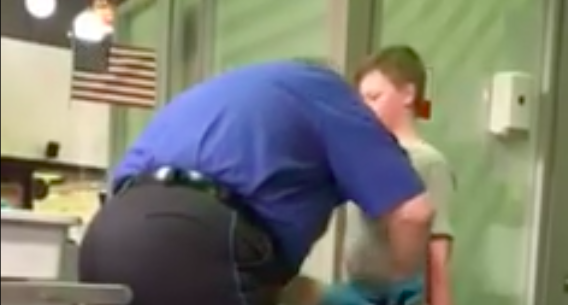 #Video Cacheo a niño en aeropuerto de EE.UU. provoca indignación