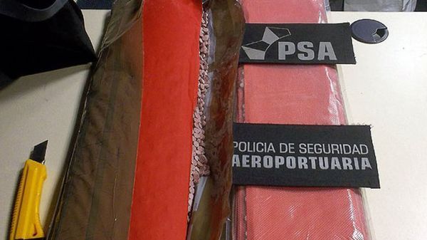 Encuentran 64 mil pastillas de éxtasis en vuelo que tomó Macri