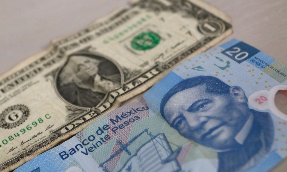 Dólar se dispara hasta los 20.20 pesos - Dólar-Peso-Mercado-Cambiario