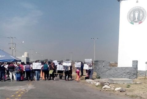 Presos del penal de Puente Grande inician huelga de hambre - Familiares-detenidos-manifiestan-cartulinas-penitenciario_MILIMA20170306_0245_8-1