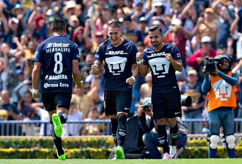 Nicolás Castillo acaba con el invicto de Santos - Futbolistas-Pumas-festejan-goles-Castillo_MILIMA20170305_0228_8