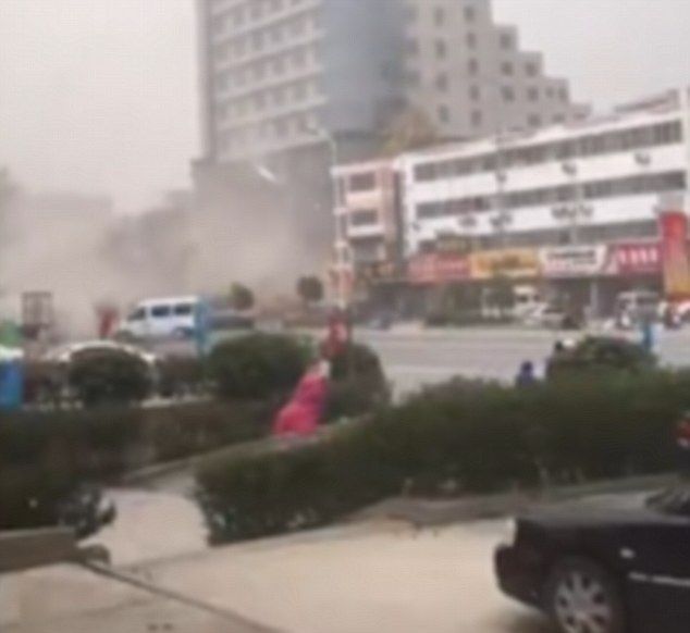 #Viral Mueren dos personas tras caer grúa de construcción en China