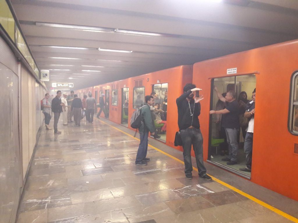 Asamblea Legislativa propone que el Metro compense a usuarios por fallas - Humo-División-del-Norte-Línea-3-Metro-1024x768