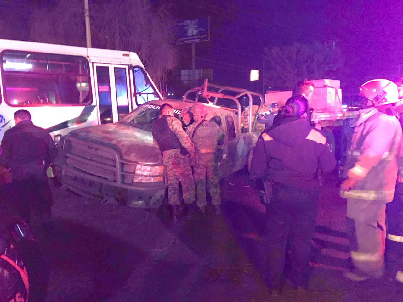 Choque entre autobús y vehículo militar deja cinco heridos