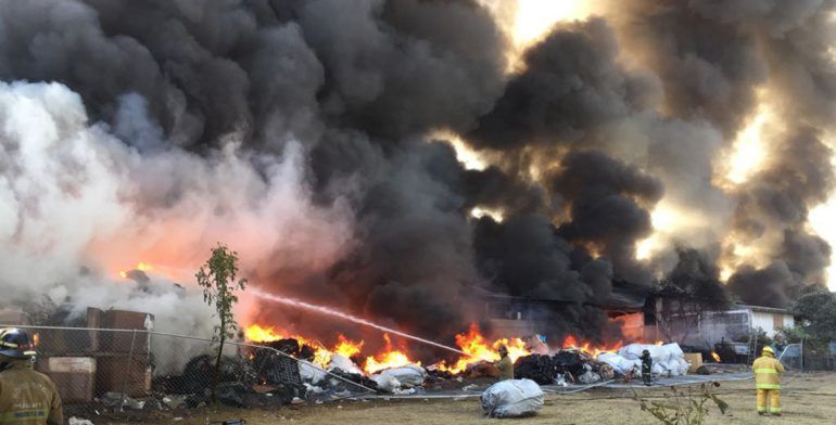 Incendio en fábrica de cartón en Puebla