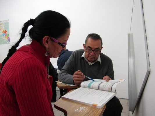 Mujer deportada se alfabetiza para buscar trabajo en México