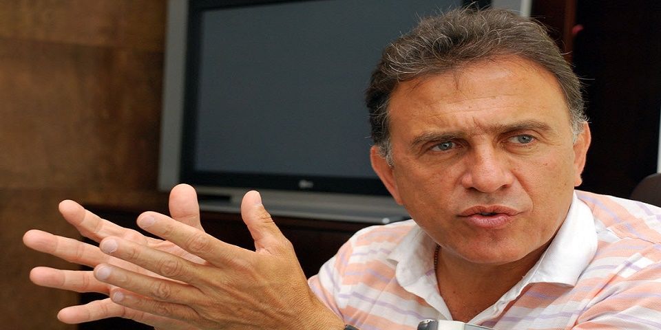 Homicidio de 11 personas en Veracruz se debe a guerra entre criminales: Yunes