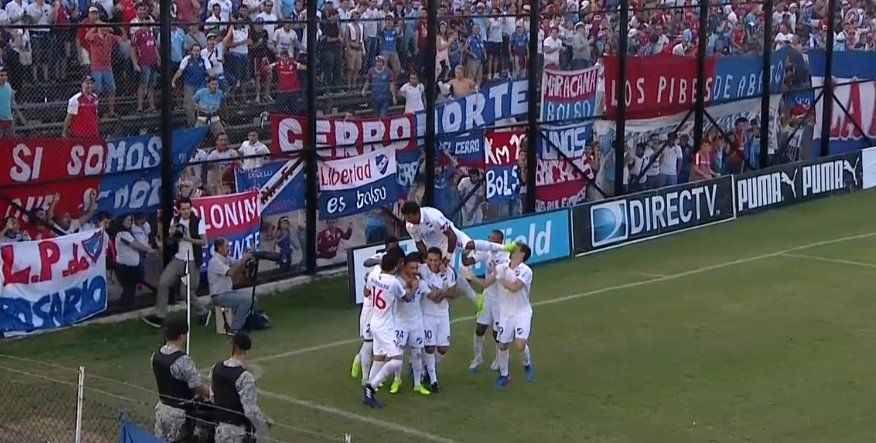 Futbolista rompe nariz a compañero durante festejo - Santiago-Romero-nariz-festejo