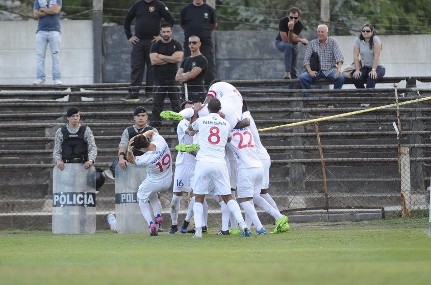 Futbolista rompe nariz a compañero durante festejo - Santiago-Romero-nariz-festejo2