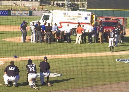 Hospitalizan a jugador de los Azulejos de Toronto por pelotazo en la cabeza - T.J.-House
