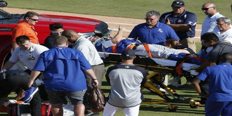 Hospitalizan a jugador de los Azulejos de Toronto por pelotazo en la cabeza